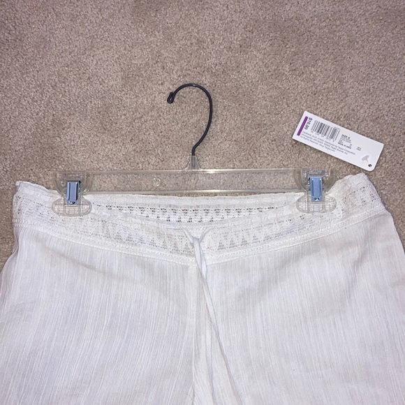 White Beachy Capris - Picture 2 of 6